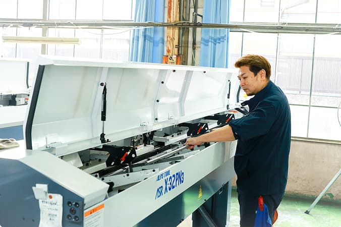 CNC旋盤段取り作業,野村精機株式会社