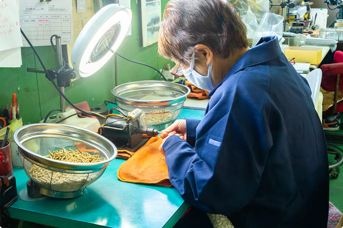 バリ取り作業,野村精機株式会社